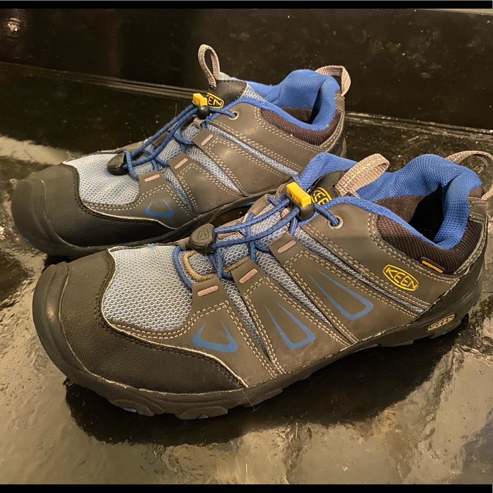 KEEN waterproof hiking shoes women’s size 6